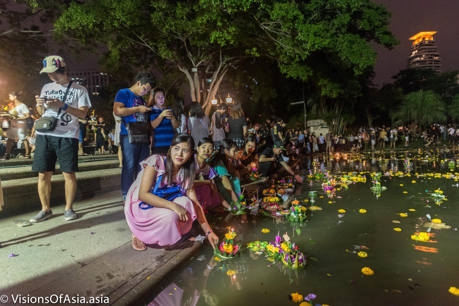 Picture girls with krathong