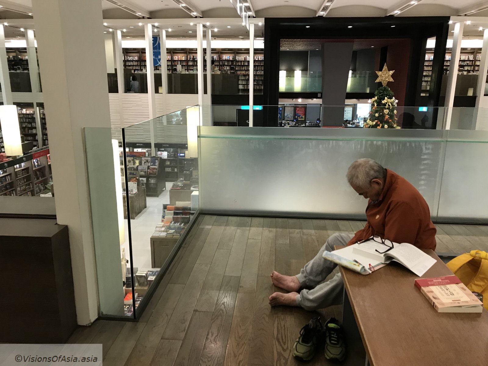Man dozing at Eslite: a bookstore as a place to live