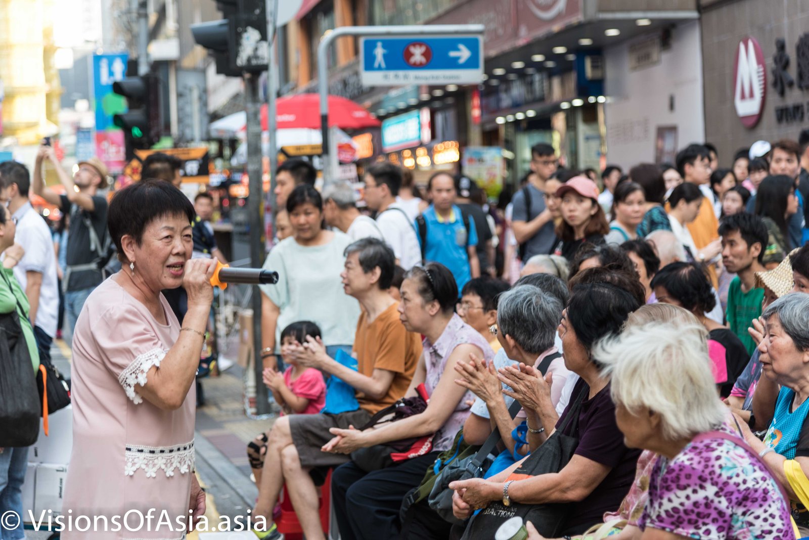 Performer on Sai Yeung Choi south street