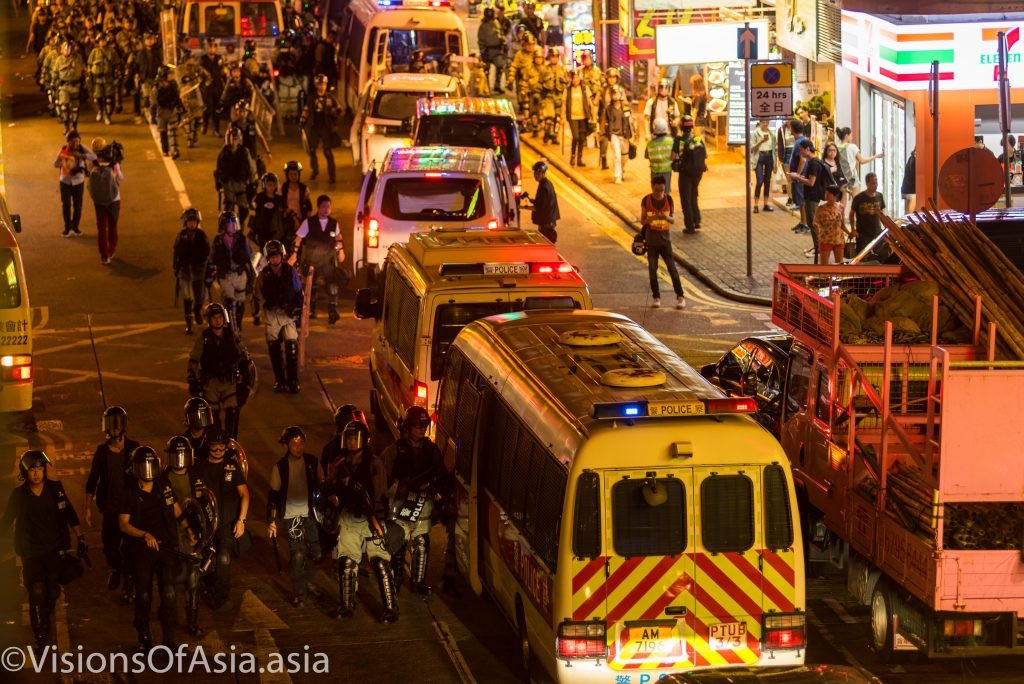 Riot police climbing in buses