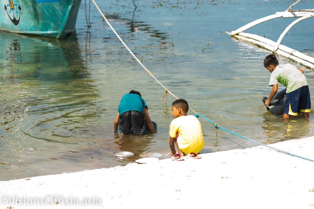 Children washing plates