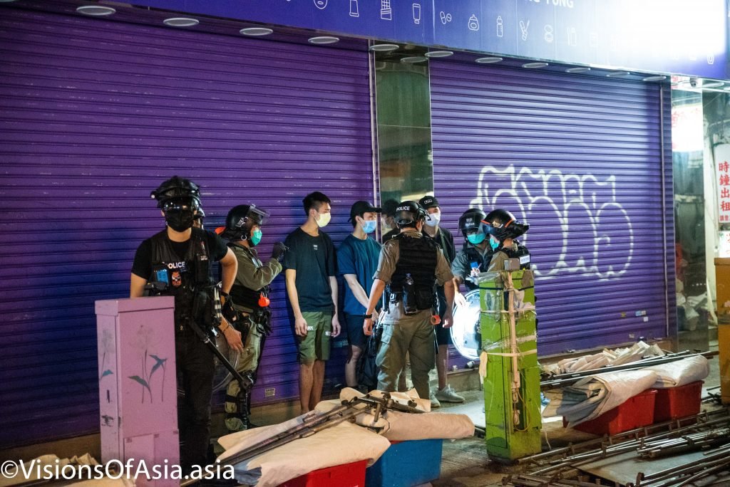 A group is arrested on Tung Choi street