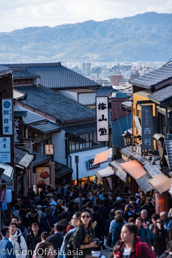 The crowd in old Kyoto