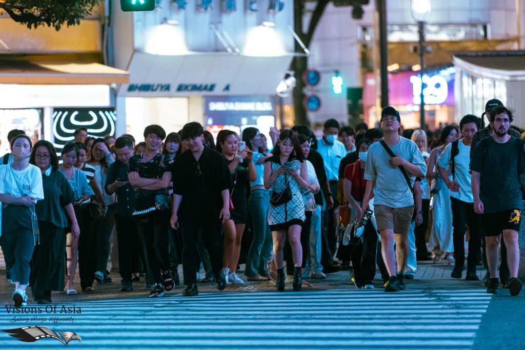 People start crossing the Shibuya scrambled crossing.